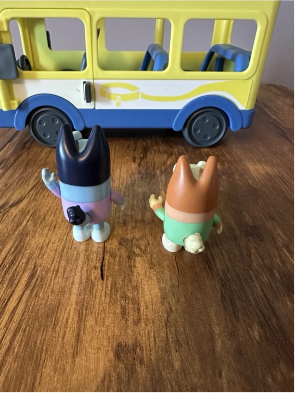 Bluey School Adventures Rotating Sign Yellow Bus Toy w/ Bluey Action Figure